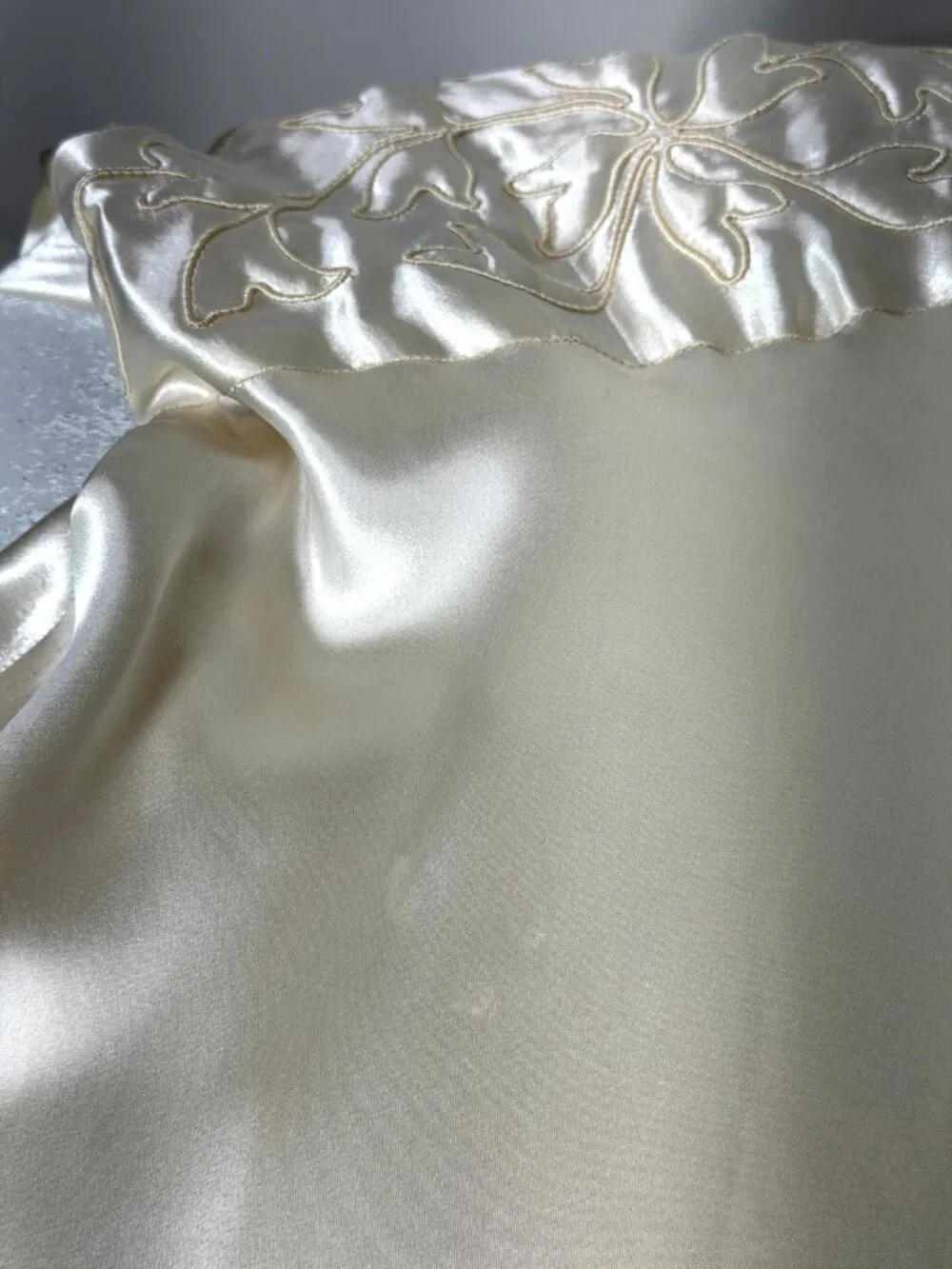 1930s Art Deco liquid satin wedding gown with trapunto embroidery and cathedral - Picture 16 of 16